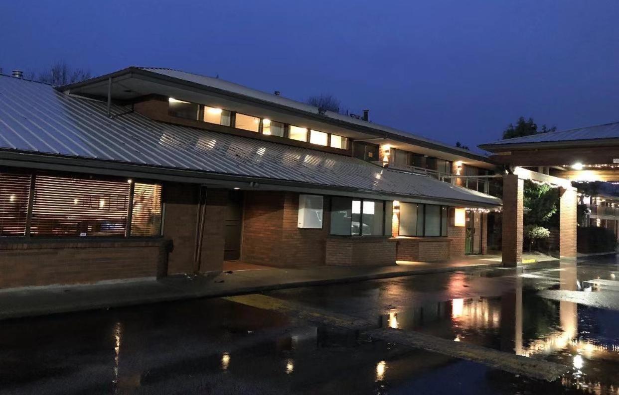 Art Infiniti Hotel Pitt Meadows Exterior foto